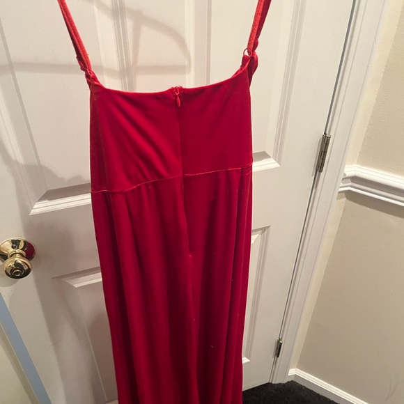 Red velvet dress. - Picture 3 of 6